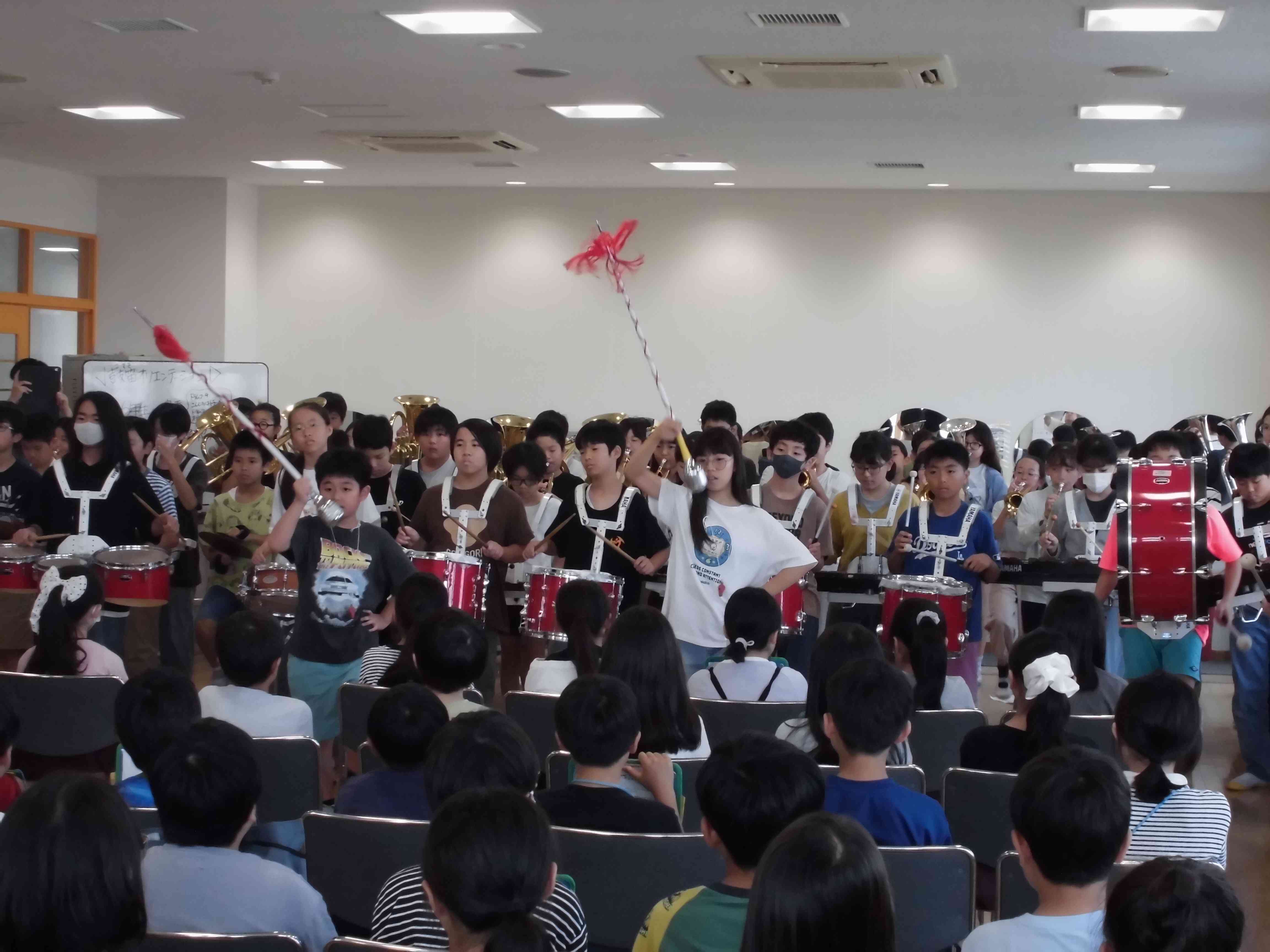 ６年生の演奏をじっくり聴いています。