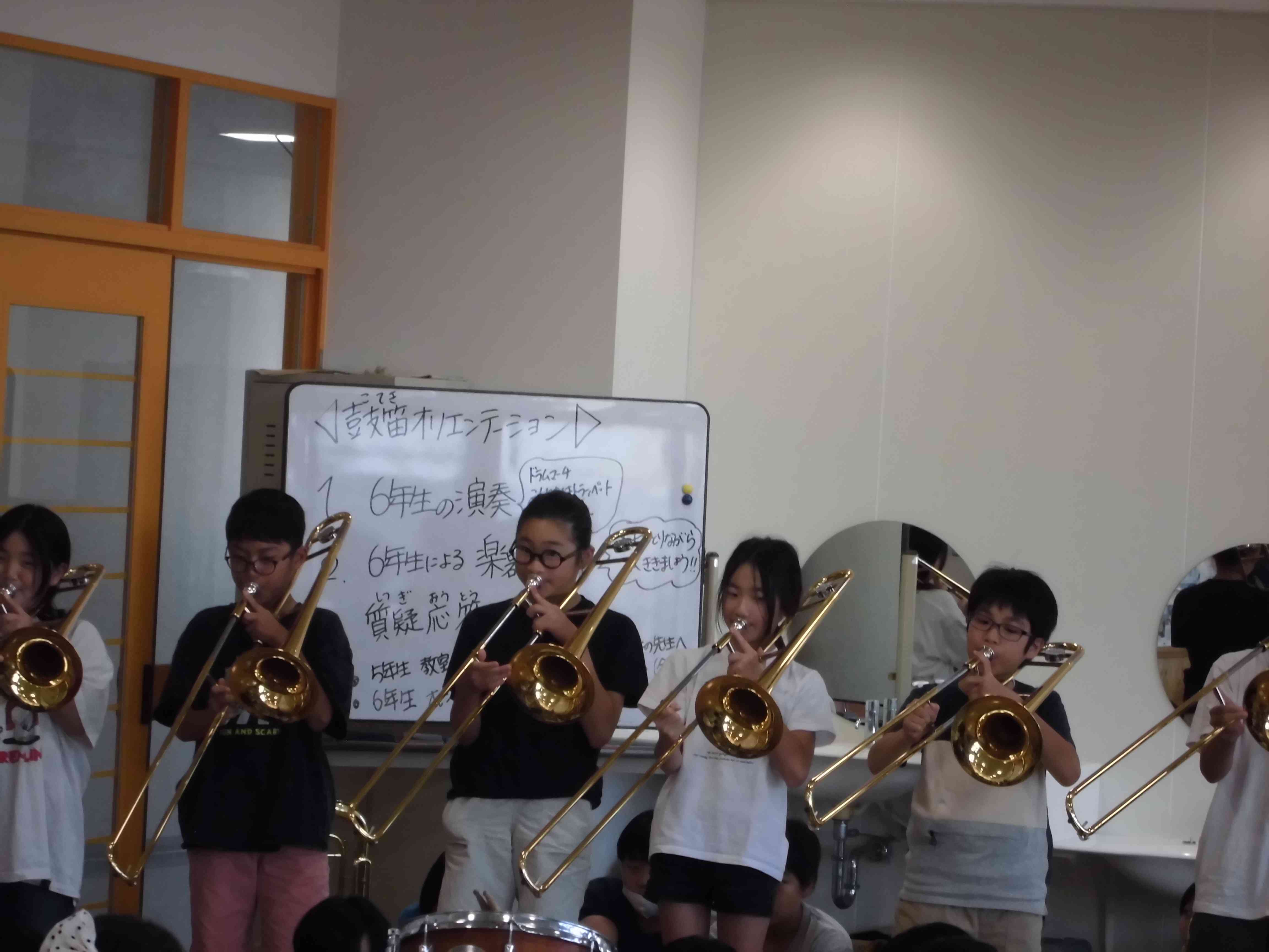 ６年生は、担当楽器の音色を聞かせたり、楽器の特徴を伝えたりしながらその楽器の魅力を伝えました。